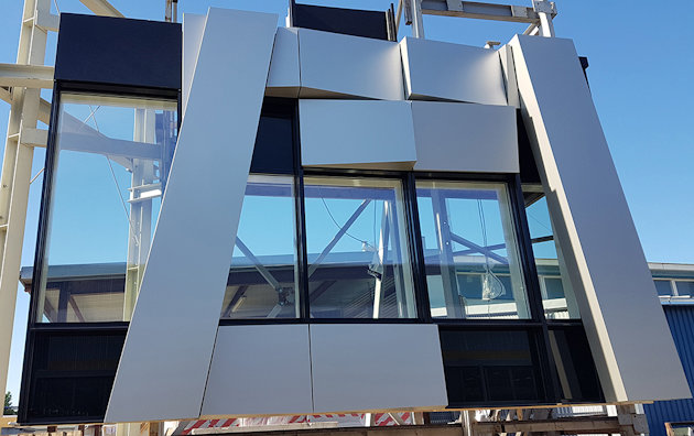 En demo av av fasadeelementet hos Hydros partner, fasadebygger Staticus i Litauen