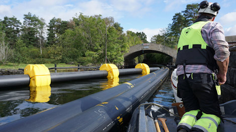 tykke plastrør i vannflaten