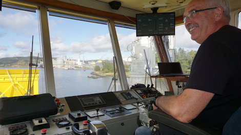 Hans Dreyer i kontrollrom på lekter