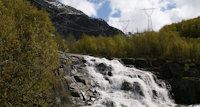 kraftlinje og foss