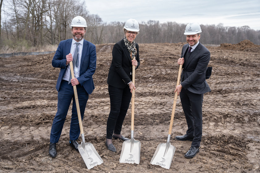 Eivind Kallevik, Executive Vice President in Hydro Aluminium Metal, CEO Hilde Merete Aasheim and Hydro's Head of Recycling, Trond Olaf Christophersen.