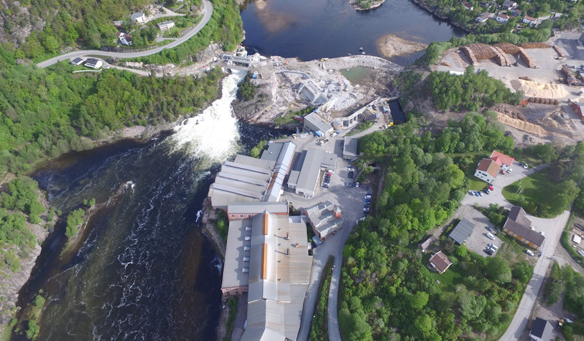 Industrial buildings and water basin at Vigelands Brug