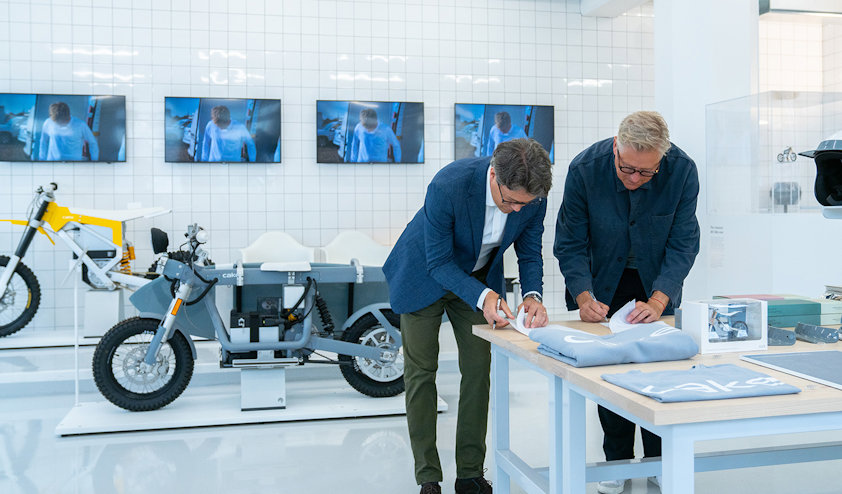 men signing a contract