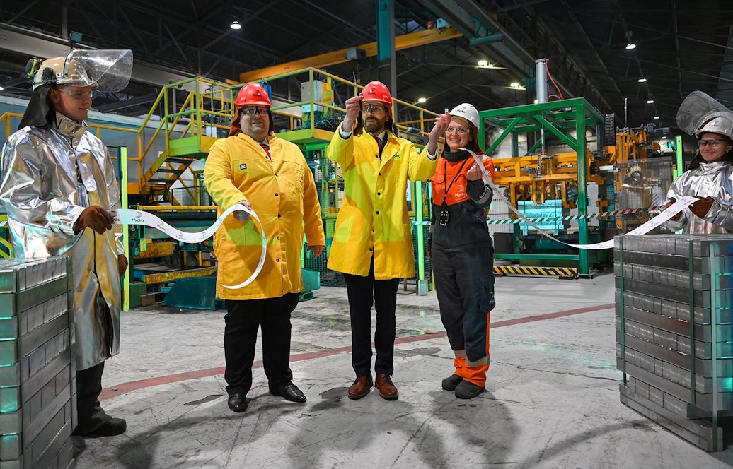 Årdal Recycling opened by Mayor of Årdal Christian Sønstlien, Minister of Trade and Industry Jan Christian Vestre and Plant Manager Anveig Bjordal Halkjelsvik on April 10. (Photo: Jens Christian Boysen/Hydro)
