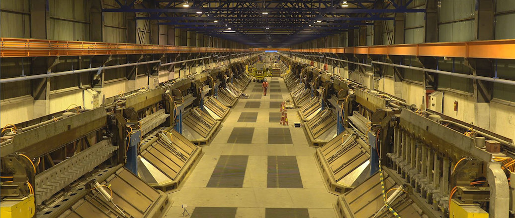 Arbeid med oppgraderingen av B-hallen ved Husnes tidligere i år. (Foto: Hydro/Nils Vibe-Rheymer)