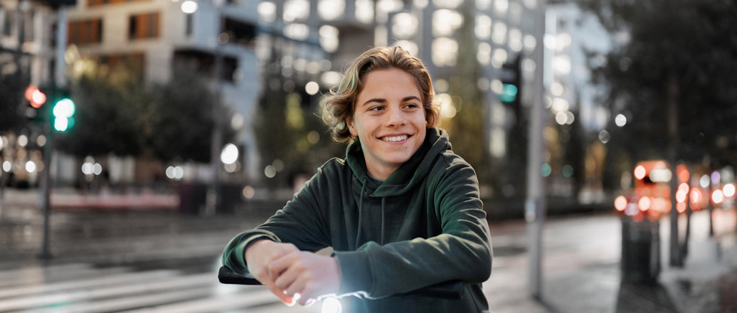 Junger Mann auf einem E-Scooter