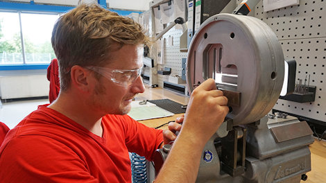 Tino Schütze am Werkzeug