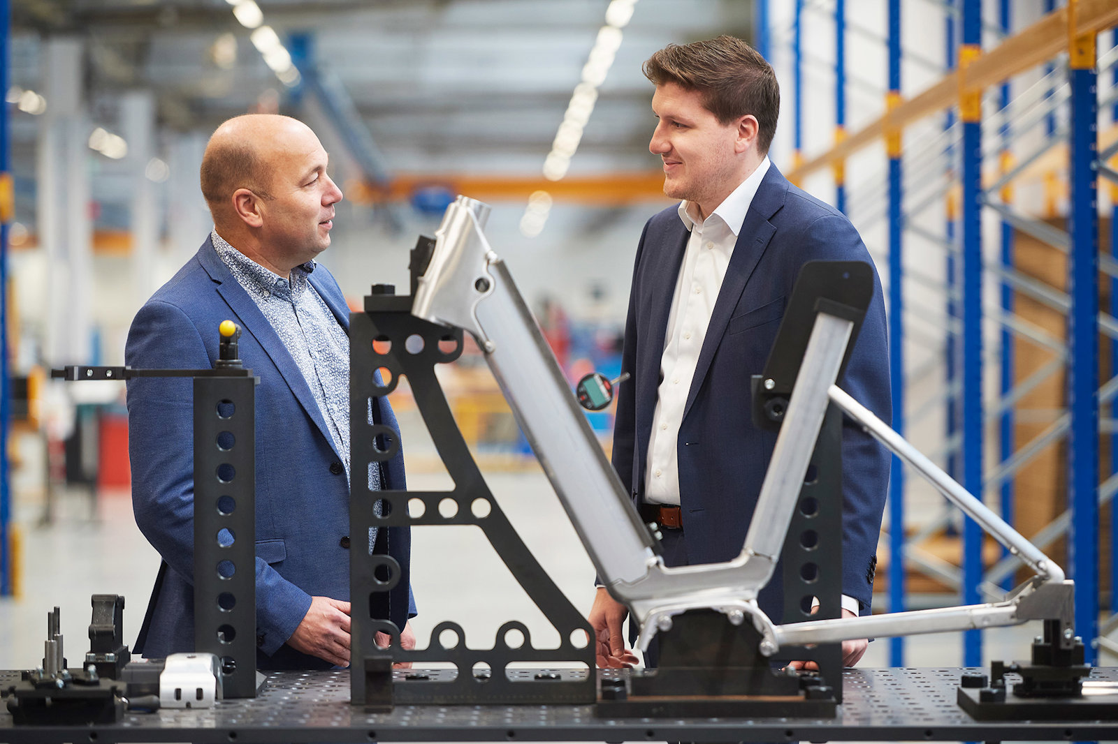 At left, key account manager Martin Bruins Slot of Hydro discusses the company’s collaboration with Jason Koevoet and VDL Bike Frame Technologies.